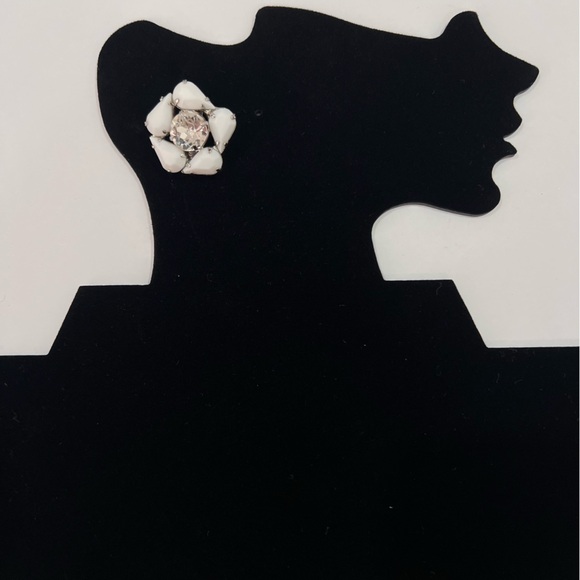 Weiss Vintage 1950s Milk Glass Rhinestone flower clip on earrings - Picture 5 of 6